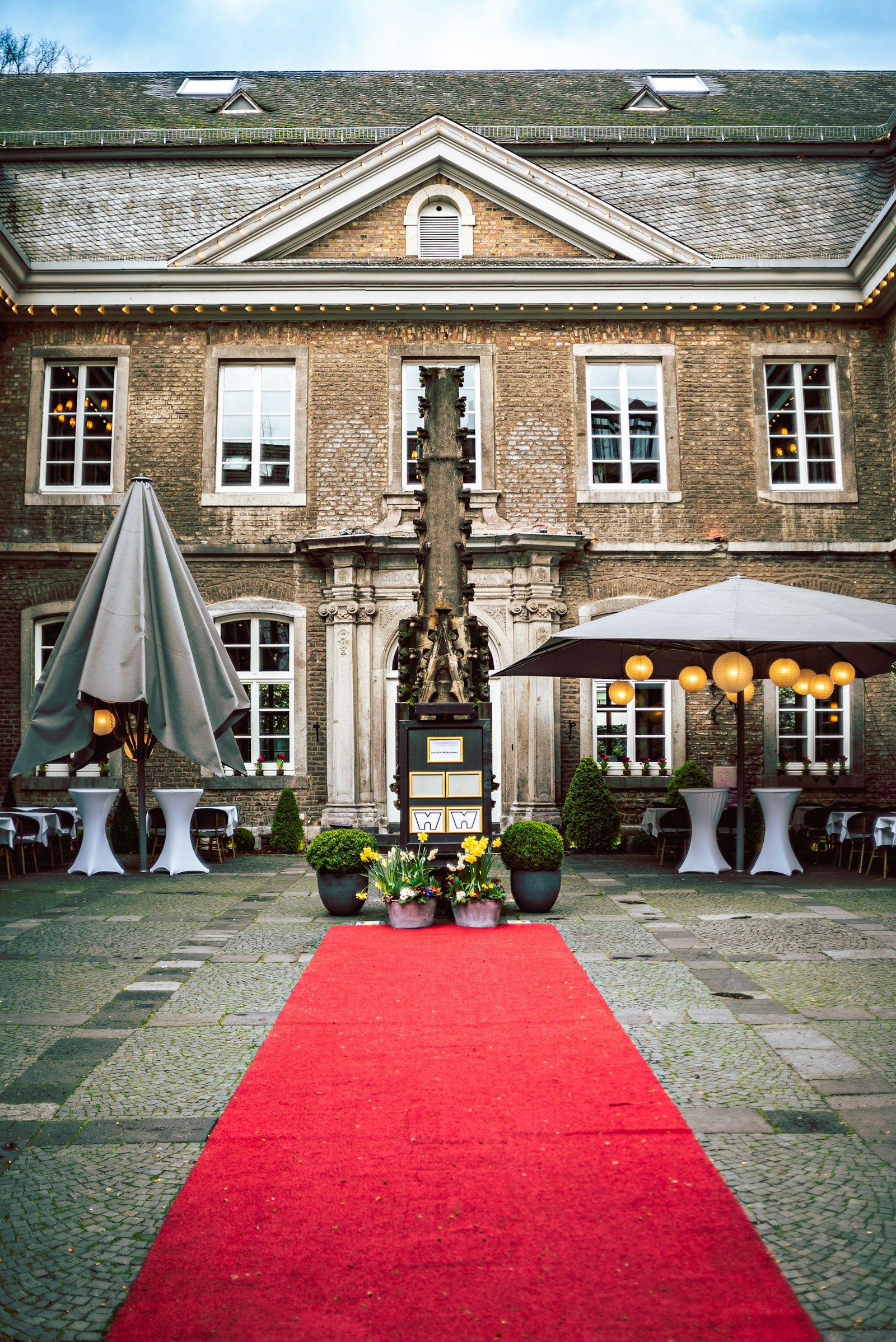 How Far in Advance Should You Book Event Carpet in Dubai?